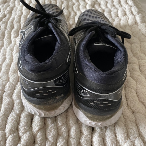 ASICS Women’s Gel Nimbus 22 Black and White Sneakers - Picture 5 of 9